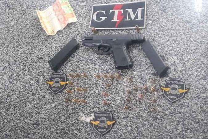 Arma estava carregada com 30 balas(foto: Polícia Militar/Divulgação) Arma estava carregada com 30 balas(foto: Polícia Militar/Divulgação)