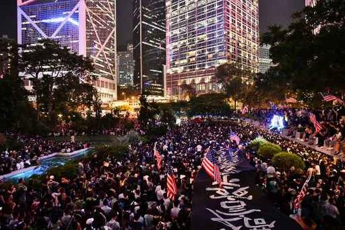 Milhares de manifestantes pró-democracia voltaram às ruas de Hong Kong para exigir o apoio da comunidade internacional(foto: Anthony Wallace/AFP) Milhares de manifestantes pró-democracia voltaram às ruas de Hong Kong para exigir o apoio da comunidade internacional(foto: Anthony Wallace/AFP)