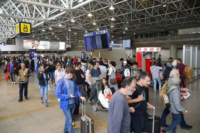 Mais de 1,4 milhão de pessoas devem passar pelos aeroportos administrados pela Infraero durante o feriado(foto: Tomaz Silva/Agência Brasil) Mais de 1,4 milhão de pessoas devem passar pelos aeroportos administrados pela Infraero durante o feriado(foto: Tomaz Silva/Agência Brasil)