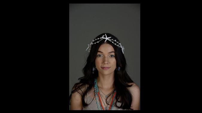 Tiara com detalhes marítimos, da Toca das Coelhas (preço sob consulta); anel da Hat Shop (R$ 45); brinco de argola (R$ 278) e colares (R$ 89, o de pingente de folha; R$ 98, o conjunto com búzios), todos da Sala das MeninasMarcelo Ferreira/CB/D.A Press Tiara com detalhes marítimos, da Toca das Coelhas (preço sob consulta); anel da Hat Shop (R$ 45); brinco de argola (R$ 278) e colares (R$ 89, o de pingente de folha; R$ 98, o conjunto com búzios), todos da Sala das MeninasMarcelo Ferreira/CB/D.A Press