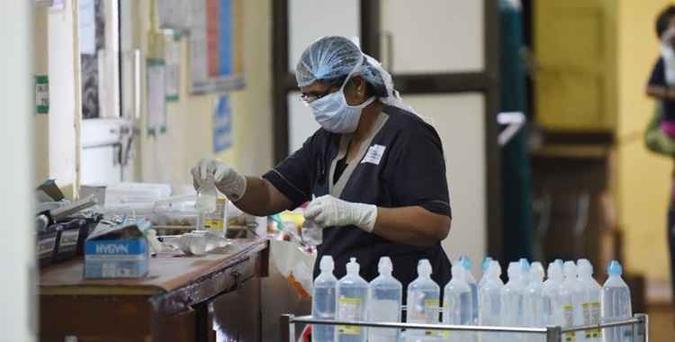 O causador da gripe espanhola foi o vírus da influenza A, ou H1N1, o mesmo que causou a pandemia de 'gripe suína' de 2009, que matou mais de 18 mil pessoas(foto: Sam Panthaky/AFP ) O causador da gripe espanhola foi o vírus da influenza A, ou H1N1, o mesmo que causou a pandemia de 'gripe suína' de 2009, que matou mais de 18 mil pessoas(foto: Sam Panthaky/AFP )