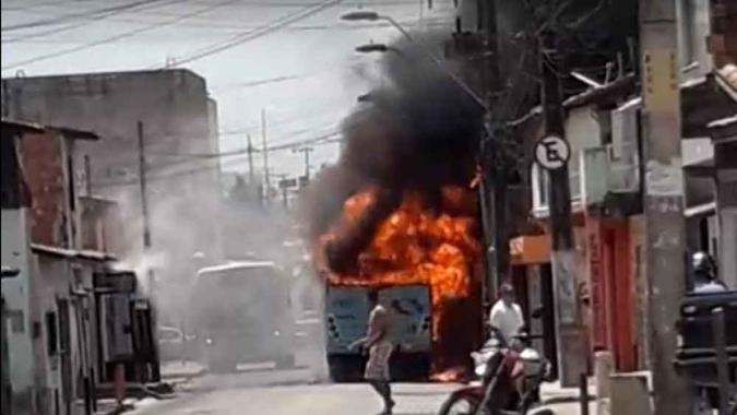 Ônibus é incendiado em Fortaleza(foto: Reprodução) Ônibus é incendiado em Fortaleza(foto: Reprodução)