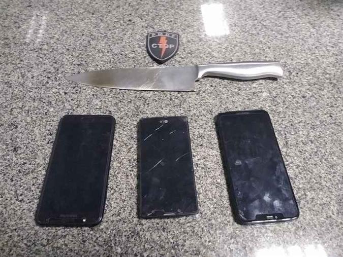 A polícia apreendeu os celulares e a faca com o adolescente(foto: PMDF/Divulgação) A polícia apreendeu os celulares e a faca com o adolescente(foto: PMDF/Divulgação)