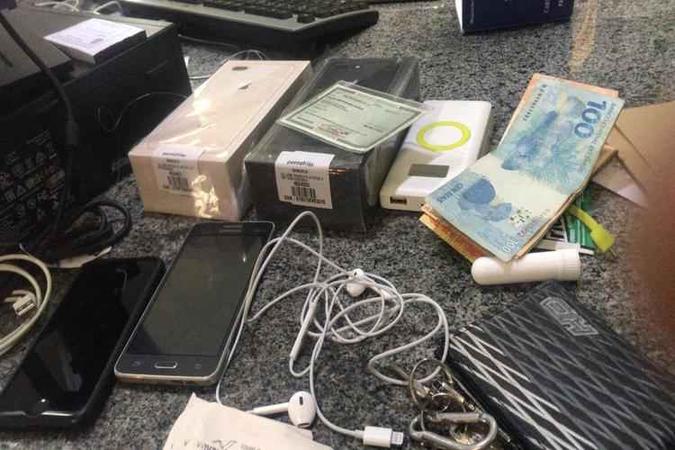 Com o suspeito policiais encontraram dinheiro, celulares, documento falso e cartão de crédito furtado(foto: Polícia Militar/Divulgação) Com o suspeito policiais encontraram dinheiro, celulares, documento falso e cartão de crédito furtado(foto: Polícia Militar/Divulgação)