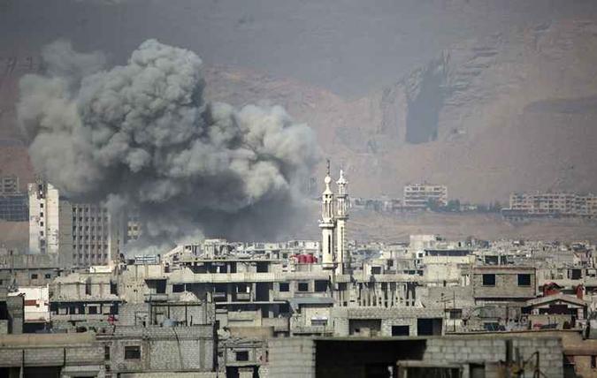 Apenas na terça-feira, os bombardeios sobre essa região mataram 80 civis, afirmou a ONG Observatório Sírio dos Direitos Humanos (foto: Amer Almohibany / AFP ) Apenas na terça-feira, os bombardeios sobre essa região mataram 80 civis, afirmou a ONG Observatório Sírio dos Direitos Humanos (foto: Amer Almohibany / AFP )