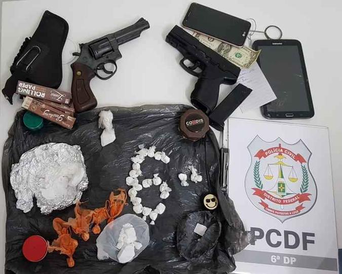 Com os suspeitos, policiais encontraram armas e drogas(foto: Polícia Civil/Divulgação) Com os suspeitos, policiais encontraram armas e drogas(foto: Polícia Civil/Divulgação)