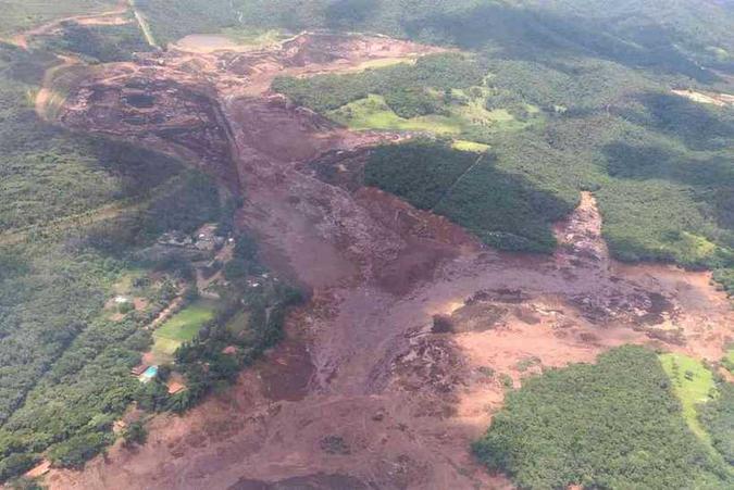 Ao menos 200 pessoas estão desaparecidas após rompimento da barragem de rejeitos em Brumadinho (MG)(foto: Corpo de Bombeiros/Divulgação) Ao menos 200 pessoas estão desaparecidas após rompimento da barragem de rejeitos em Brumadinho (MG)(foto: Corpo de Bombeiros/Divulgação)