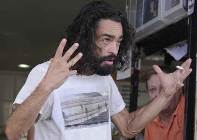 Glauber Barbosa da Costa mora em quitinete na comercial da 208 Norte: uso de crack e suspeito de favorecimentopessoal(foto: Ed Alves/CB/D.A Press) Glauber Barbosa da Costa mora em quitinete na comercial da 208 Norte: uso de crack e suspeito de favorecimentopessoal(foto: Ed Alves/CB/D.A Press)