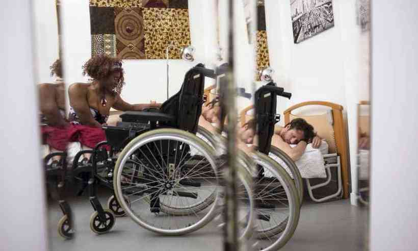 Cindy Keita, 37 anos, paraplégica desde o nascimento, posou para o trabalho Cadeira de Rodas, da série Ajutila, do fotógrafo Hormoz
