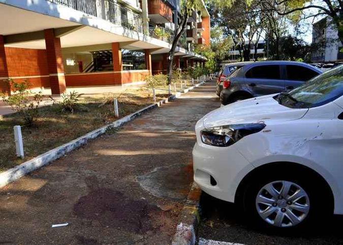 Maria Vanessa Veiga Esteves (no detalhe) sofreu a abordagem dos assaltantes no estacionamento público entre os blocos C e D da 408 Norte: facada ao chegar em casa(foto: Minervino Junior/CB/D.A Press) Maria Vanessa Veiga Esteves (no detalhe) sofreu a abordagem dos assaltantes no estacionamento público entre os blocos C e D da 408 Norte: facada ao chegar em casa(foto: Minervino Junior/CB/D.A Press)