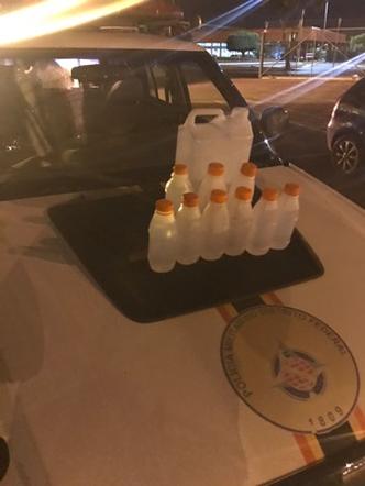 Um adolescente foi apreendido com oito frascos de 500mL e um galão de dois litros de loló(foto: PMDF/Divulgação) Um adolescente foi apreendido com oito frascos de 500mL e um galão de dois litros de loló(foto: PMDF/Divulgação)