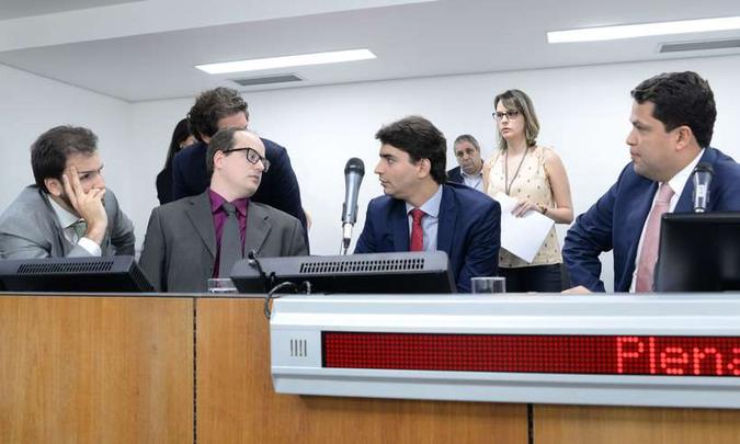 Tadeu Martins, Thiago Cota, Cássio Soares e João Vítor Xavier discutem na reunião(foto: Guilherme Dardanhan) Tadeu Martins, Thiago Cota, Cássio Soares e João Vítor Xavier discutem na reunião(foto: Guilherme Dardanhan)