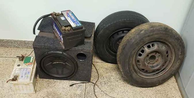 No momento que a PM chegou, os suspeitos estavam dentro do veículo que teve objetos furtados. (foto: Divulgação/Polícia Militar) No momento que a PM chegou, os suspeitos estavam dentro do veículo que teve objetos furtados. (foto: Divulgação/Polícia Militar)