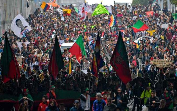 Protestos pedem a adoção Protestos pedem a adoção