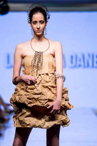 Lurdinha Danezy e look sustentávies feitos de papel.(foto: Fotoforum) Lurdinha Danezy e look sustentávies feitos de papel.(foto: Fotoforum)