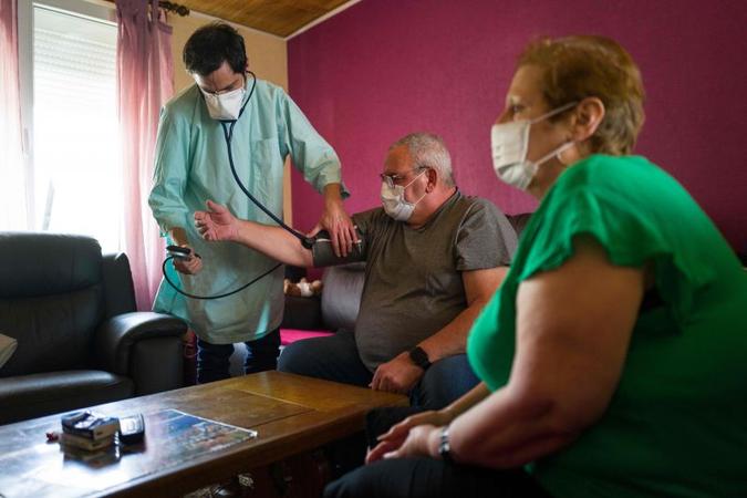 Problemas comuns na pandemia, como a ansiedade e os desconfortos com o isolamento, podem afetar a pressão arterial(foto: AFP / SEBASTIEN BOZON) Problemas comuns na pandemia, como a ansiedade e os desconfortos com o isolamento, podem afetar a pressão arterial(foto: AFP / SEBASTIEN BOZON)
