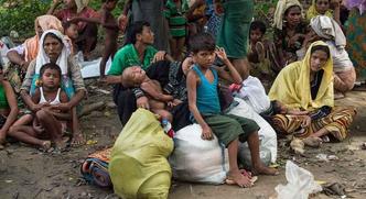 Os refugiados muçulmanos Rohingya que acabavam de chegar esperavam por um lugar para ficar no campo de refugiados Balukhali em Bangladesh (foto: Fred Dufour / AFP ) Os refugiados muçulmanos Rohingya que acabavam de chegar esperavam por um lugar para ficar no campo de refugiados Balukhali em Bangladesh (foto: Fred Dufour / AFP )