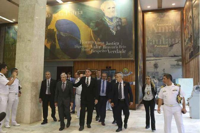 Jair Bolsonaro após primeira reunião com o comandante da Marinha, Eduardo Bacellar Leal(foto: Valter Campanato/Agência Brasil - 6/11/18) Jair Bolsonaro após primeira reunião com o comandante da Marinha, Eduardo Bacellar Leal(foto: Valter Campanato/Agência Brasil - 6/11/18)