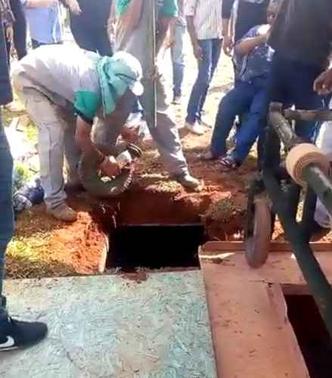 Buraco cedeu e duas pessoas se machucaram, no Cemitério Campo da Esperança de Taguatinga (foto: Arquivo Pessoal) Buraco cedeu e duas pessoas se machucaram, no Cemitério Campo da Esperança de Taguatinga (foto: Arquivo Pessoal)