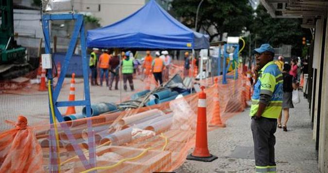 Defesa civil vistoria local onde calçada cedeu em Ipanema(foto: Reprodução/Agência Brasil) Defesa civil vistoria local onde calçada cedeu em Ipanema(foto: Reprodução/Agência Brasil)