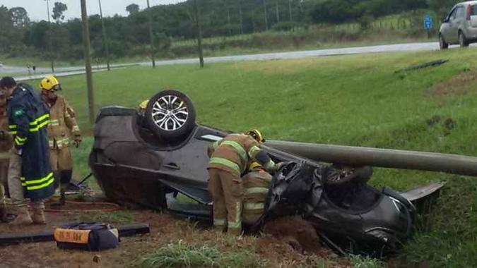 Jovem de 24 anos não resistiu aos ferimentos causados pelo capotamento do carro e morreu, na BR 060(foto: Reprodução/CBMDF) Jovem de 24 anos não resistiu aos ferimentos causados pelo capotamento do carro e morreu, na BR 060(foto: Reprodução/CBMDF)