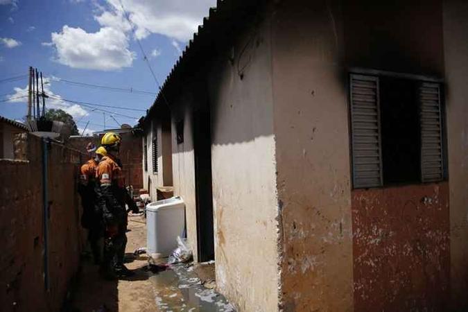 Depois de atear fogo na casa, o homem seguiu em fuga em um matagal da região(foto: Corpo de Bombeiros/ Divulgação) Depois de atear fogo na casa, o homem seguiu em fuga em um matagal da região(foto: Corpo de Bombeiros/ Divulgação)