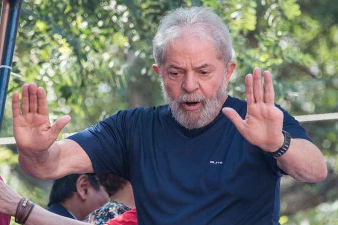 Sepúlveda quer conversar com Lula pessoalmente antes de decidir se continua ou não na defesa do petista(foto: Nelson Almeida/AFP) Sepúlveda quer conversar com Lula pessoalmente antes de decidir se continua ou não na defesa do petista(foto: Nelson Almeida/AFP)