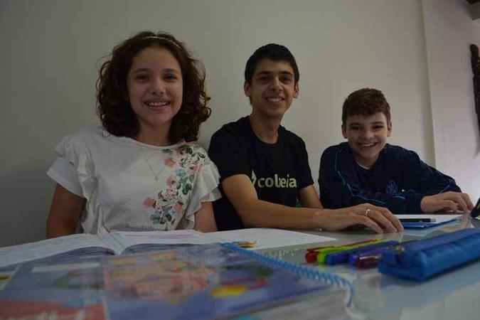 Matheus, com os alunos Gabriel e Victoria, é professor da plataforma criada por ex-alunos da UnB(foto: Aline Rocha/Esp.CB/D.A Press ) Matheus, com os alunos Gabriel e Victoria, é professor da plataforma criada por ex-alunos da UnB(foto: Aline Rocha/Esp.CB/D.A Press )