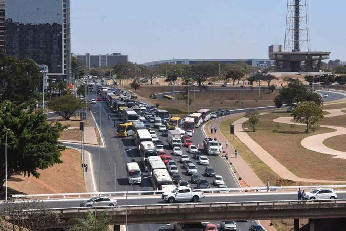 A PM orienta os participantes a estacionarem os carros no Parque da Cidade, Palácio do Buriti, Tribunal de Contas, Ginásio Nilson Nelson, Estádio Nacional, Torre de TV ou na Funarte(foto: Ed Alves/CB/D.A Press) A PM orienta os participantes a estacionarem os carros no Parque da Cidade, Palácio do Buriti, Tribunal de Contas, Ginásio Nilson Nelson, Estádio Nacional, Torre de TV ou na Funarte(foto: Ed Alves/CB/D.A Press)
