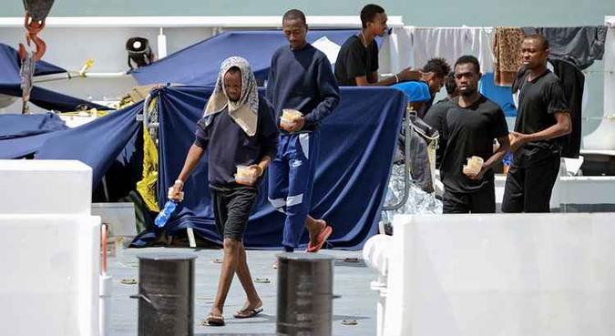 Alguns migrantes pararam de comer diante da frustração com o governo italiano, que não os deixa desembarcar no país(foto: AFP) Alguns migrantes pararam de comer diante da frustração com o governo italiano, que não os deixa desembarcar no país(foto: AFP)