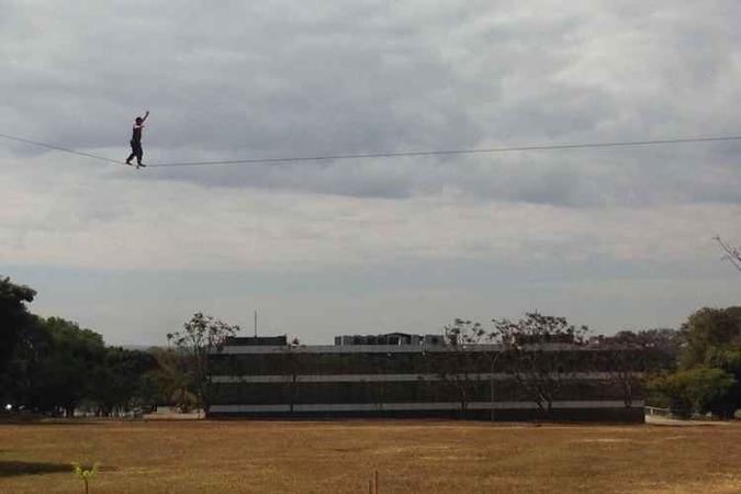 A atividade realizada pelo empresário Matheus Samir é conhecida como highline(foto: Marina Cavechia/Arquivo pessoal) A atividade realizada pelo empresário Matheus Samir é conhecida como highline(foto: Marina Cavechia/Arquivo pessoal)
