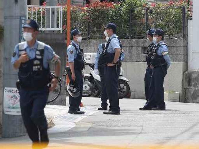 Policiais vigiam perto da cena em que duas mulheres foram mortas na cidade de Takarazuka, perto de Osaka, no oeste do Japão.(foto: STR / JIJI PRESS / AFP) Policiais vigiam perto da cena em que duas mulheres foram mortas na cidade de Takarazuka, perto de Osaka, no oeste do Japão.(foto: STR / JIJI PRESS / AFP)
