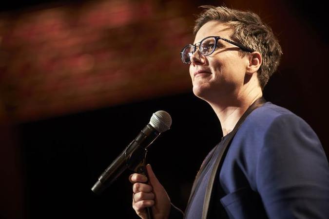 A australiana Hannah Gadsby colocou em cheque o humor atual em especial da Netflix(foto: Netflix/Divulgação) A australiana Hannah Gadsby colocou em cheque o humor atual em especial da Netflix(foto: Netflix/Divulgação)