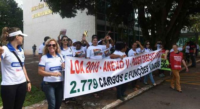 Grupo em frente ao Ministério do Planejamento(foto: Ed Alves/CB/D.A. Press) Grupo em frente ao Ministério do Planejamento(foto: Ed Alves/CB/D.A. Press)