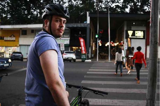 O ciclista Juan Lucas Alves sofreu acidente e se feriu ao cair de bicicleta em um bueiro sem tampa(foto: Vinicius Cardoso Vieira/CB/D.A Press) O ciclista Juan Lucas Alves sofreu acidente e se feriu ao cair de bicicleta em um bueiro sem tampa(foto: Vinicius Cardoso Vieira/CB/D.A Press)