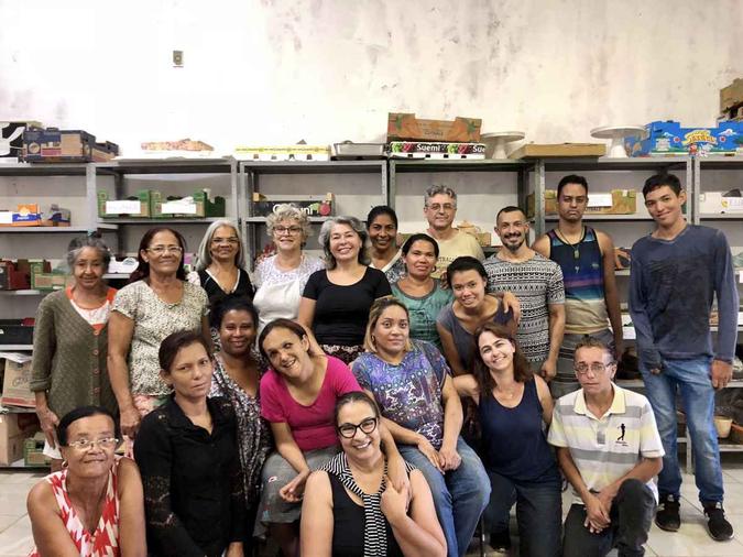 A turma de ceramistas que se reúne às quintas-feiras em Planaltina do DF. Em sua maioria, mulheres.(foto: Rachel Sabino/Esp. CB/D.A Press) A turma de ceramistas que se reúne às quintas-feiras em Planaltina do DF. Em sua maioria, mulheres.(foto: Rachel Sabino/Esp. CB/D.A Press)