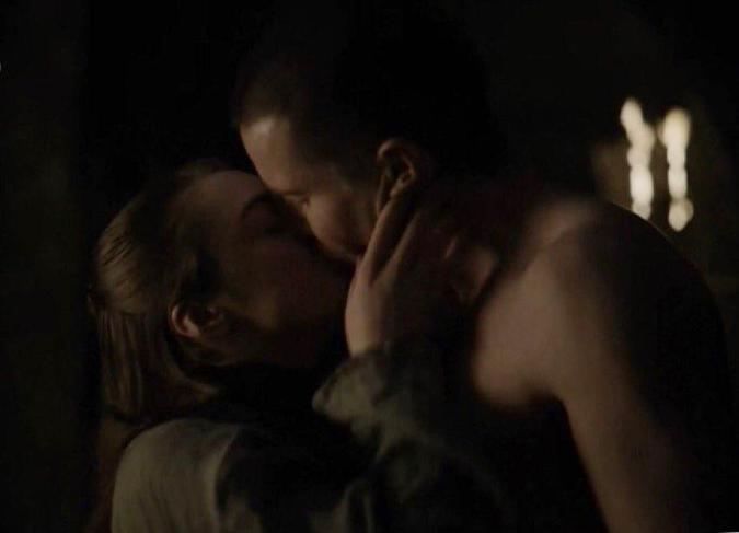 A cena de Arya e Gendry foi ao ar no último domingo(foto: HBO/Divulgação) A cena de Arya e Gendry foi ao ar no último domingo(foto: HBO/Divulgação)