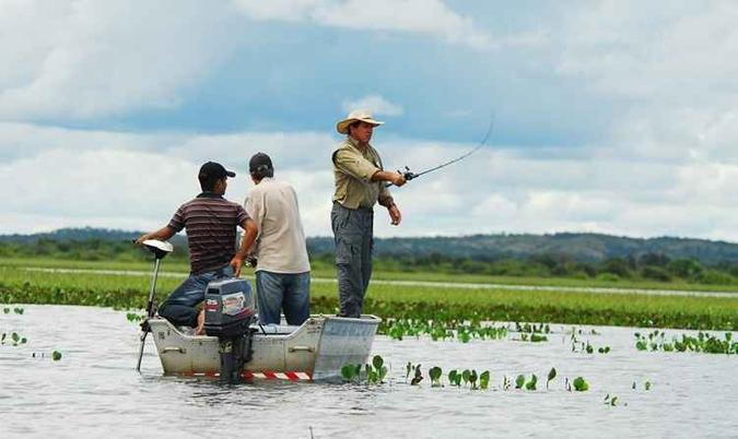 Grupo pesca em Formoso do Araguaia. Na bagagem, é preciso ter chapéu, capa de chuva e protetor solar(foto: Thiago Sá/Arquivo ADTUR/Diivulgação) Grupo pesca em Formoso do Araguaia. Na bagagem, é preciso ter chapéu, capa de chuva e protetor solar(foto: Thiago Sá/Arquivo ADTUR/Diivulgação)