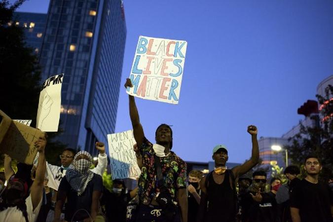 Manifestantes durante uma marcha pacífica para lamentar a morte de George Floyd no centro de Houston, Texas, na terça-feira, 2 de junho de 2020. (foto: Mark Felix / AFP) Manifestantes durante uma marcha pacífica para lamentar a morte de George Floyd no centro de Houston, Texas, na terça-feira, 2 de junho de 2020. (foto: Mark Felix / AFP)