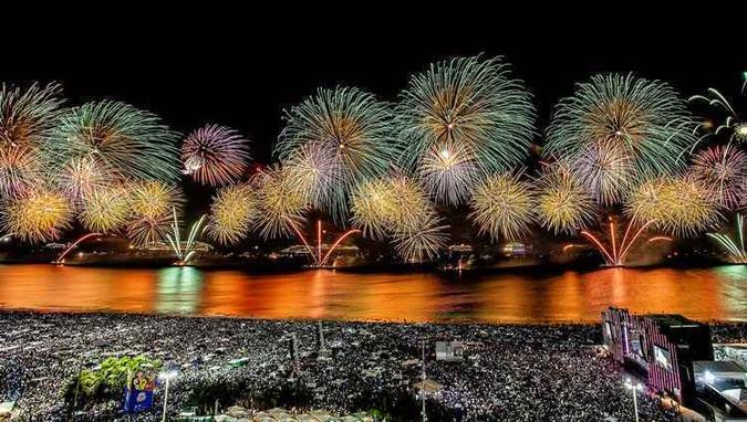 Na praia de Copacabana, no Rio de Janeiro, mais de 2 milhões de pessoas se despediram de 2014(foto: Alex Ribeiro/Divulgação - 31/12/14) Na praia de Copacabana, no Rio de Janeiro, mais de 2 milhões de pessoas se despediram de 2014(foto: Alex Ribeiro/Divulgação - 31/12/14)