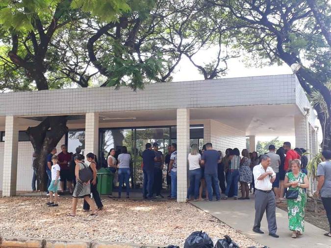 Capela do cemitério Campo da Esperança, de Taguatinga, ficou cheia para a despedida da vendedora(foto: Ed Alves/CB/D.A. Press) Capela do cemitério Campo da Esperança, de Taguatinga, ficou cheia para a despedida da vendedora(foto: Ed Alves/CB/D.A. Press)