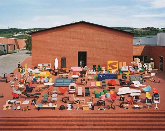 Typecasting, da Vitra Os móveis apresentados pela Vitra em Milão parecem ter saído de um filme futurista. Couro, veludo, cores fortes, madeira e texturas aparecem em mobiliário cheio de linhas e curvas.(foto: Vitra/Divulgação) Typecasting, da Vitra Os móveis apresentados pela Vitra em Milão parecem ter saído de um filme futurista. Couro, veludo, cores fortes, madeira e texturas aparecem em mobiliário cheio de linhas e curvas.(foto: Vitra/Divulgação)