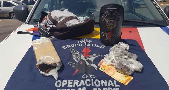Adolescente transportava 1,5 kg de maconha e responderá por ato infracional análogo ao crime de tráfico de drogas(foto: Divulgação/PMDF ) Adolescente transportava 1,5 kg de maconha e responderá por ato infracional análogo ao crime de tráfico de drogas(foto: Divulgação/PMDF )