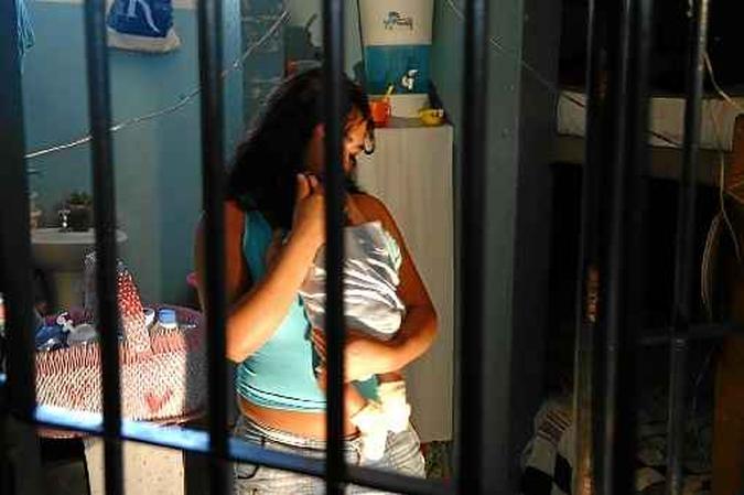 Detentas com filhos só têm direito a ficar com a criança até os 2 anos. Depois, devem entregá-las a familiares(foto: Kleber Lima/CB/D.A Press - 4/2/08) Detentas com filhos só têm direito a ficar com a criança até os 2 anos. Depois, devem entregá-las a familiares(foto: Kleber Lima/CB/D.A Press - 4/2/08)