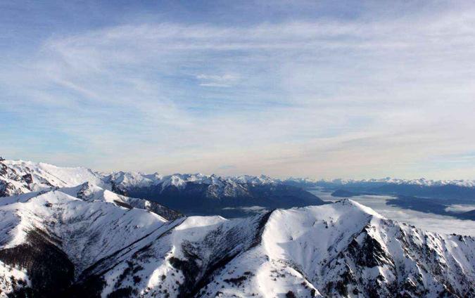 Vista do Cerro Catedral, uma das opções de passeio para quem quer esquiar em Bariloche, Argentina(foto: JulietaManavella/Flickr) Vista do Cerro Catedral, uma das opções de passeio para quem quer esquiar em Bariloche, Argentina(foto: JulietaManavella/Flickr)