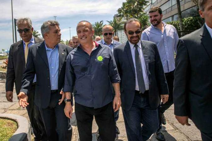Nem todos os nomes são novos: Onyx Lorenzoni (no meio) é certo para a Casa Civil de Bolsonaro, que pode chamar também Alberto Fraga (E) (foto: AFP / Mauro Pimentel ) Nem todos os nomes são novos: Onyx Lorenzoni (no meio) é certo para a Casa Civil de Bolsonaro, que pode chamar também Alberto Fraga (E) (foto: AFP / Mauro Pimentel )