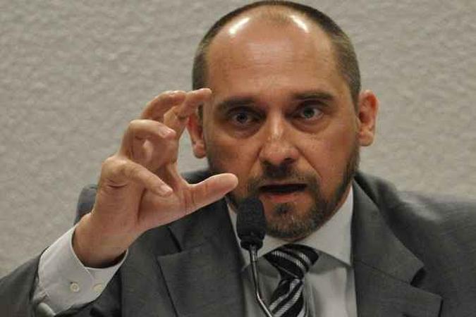 O arquivamento, divulgado nesta sexta-feira (23/8), foi assinado no dia 22 de julho pelo então procurador-geral da República, Roberto Gurgel(foto: Ronaldo de Oliveira/CB/D.A Press) O arquivamento, divulgado nesta sexta-feira (23/8), foi assinado no dia 22 de julho pelo então procurador-geral da República, Roberto Gurgel(foto: Ronaldo de Oliveira/CB/D.A Press)