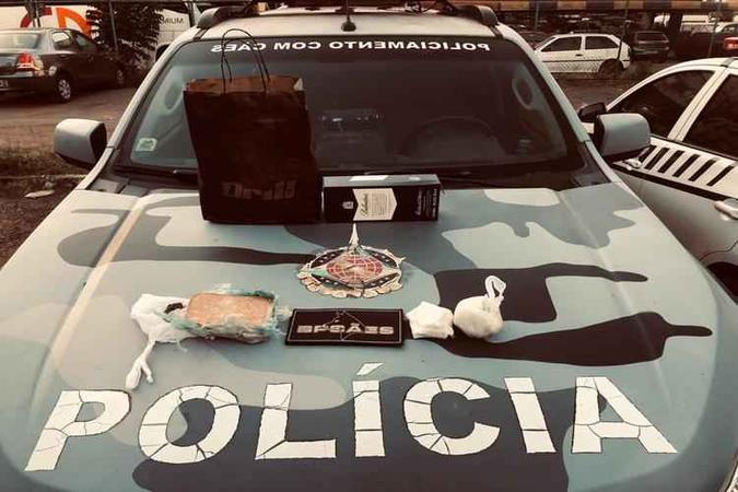 Droga estava dentro de sacola junto de uma caixa de whisky(foto: Polícia Militar/Divulgação) Droga estava dentro de sacola junto de uma caixa de whisky(foto: Polícia Militar/Divulgação)