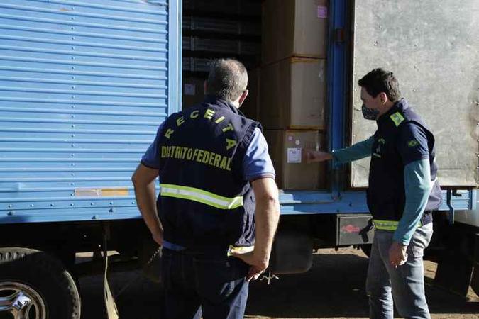 A carreta com os produtos vinha do Amazonas e seguia sentido a Goiânia (GO)(foto: Divulgação/ Sec. de Economia) A carreta com os produtos vinha do Amazonas e seguia sentido a Goiânia (GO)(foto: Divulgação/ Sec. de Economia)