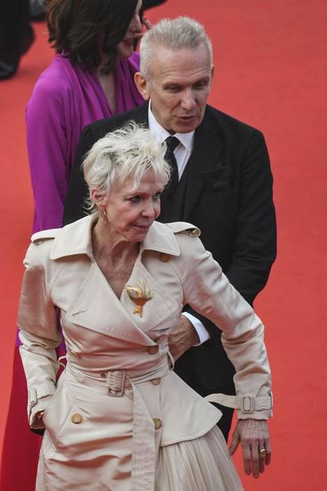 A diretora Tonie Marshall, junto com o estilista Jean-Paul Gaultier(foto: Internet/ Reprodução) A diretora Tonie Marshall, junto com o estilista Jean-Paul Gaultier(foto: Internet/ Reprodução)
